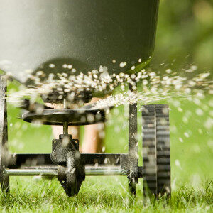 Lawn spreading machine